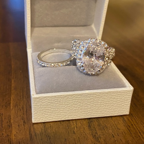 Stunning Oval Shape CZ Center Stone &Eternity Band - Picture 3 of 6